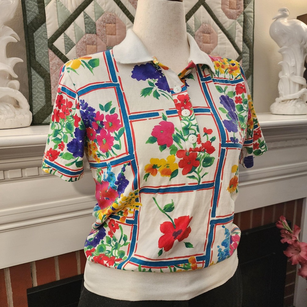 Floral polo shirt with a retro vibe, in a vibrant multi-coloured design polo
